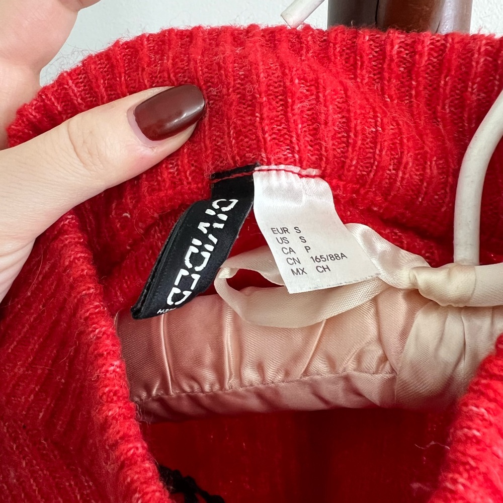 Red Cropped Ribbed Knit Sweater - Picture 4 of 5